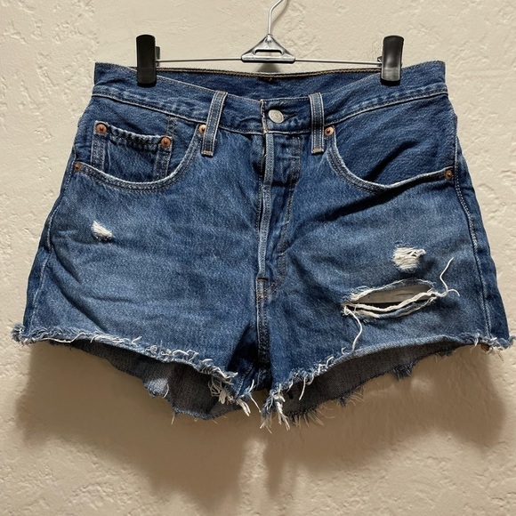 LEVI’S 501 Distressed Denim Shorts size 26 - Picture 2 of 6